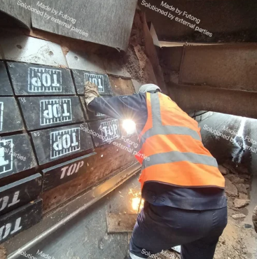 Conveyor liner plate hopper